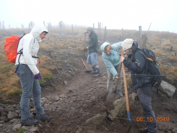 Renvoi d'eau adossé à de grosses pierres