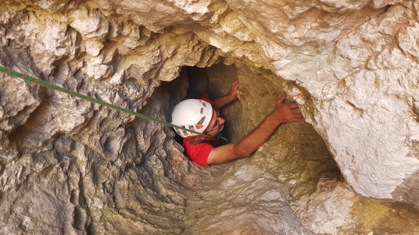 Jean-Louis se faufile dans une chatière 