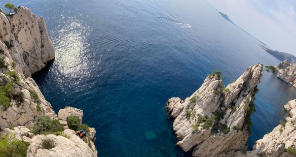Vue plongeante sur la mer et l'aiguille de l'Eissadon