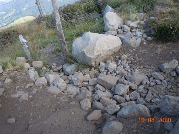 Revoi d'eau encombré de pierres