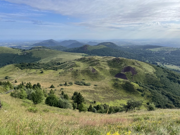 photo des puys depuis la descente du puy de dôme coté chemin des chèvres